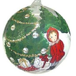 Pallina in Vetro Soffiato Dipinta a Mano con Albero di Natale Bimba e Pacchi dono