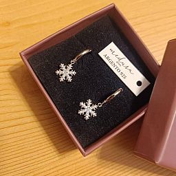 Orecchino a cerchietto con fiocco di neve pendente in Argento e Zirconi