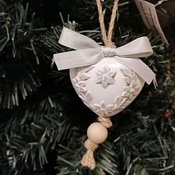 Cuore "Buon Augurio" in ceramica dipinto a mano con con decotazioni in rilievo