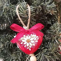 Cuore "Buon Augurio" in ceramica dipinta a mano con stella alpina