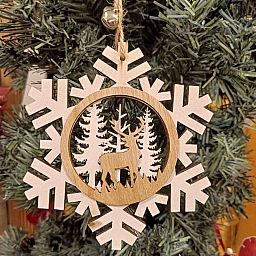 Fiocco di neve in legno chiaro con decorazione scuro