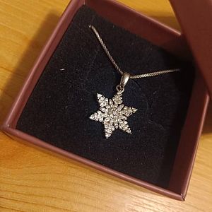 Catenina con Ciondolo Fiocco di Neve Medio in Argento rodiato e Zirconi