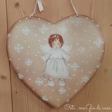 Cuore in Legno Dipinto a Mano con Angelo