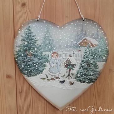 Cuore in Legno Dipinto a Mano con Angelo Azzurro e Paesaggio Innevato