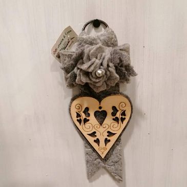Cuore Piccolo in Feltro Grigio e Legno con Cuori