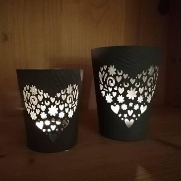 Coppia Porta candele in latta grigio con cuori e fiori